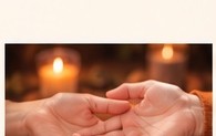 Hände in warmem Licht